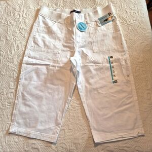 Lee women's size Medium 2 snap soft waisted capri pants, 4 pockets NWT